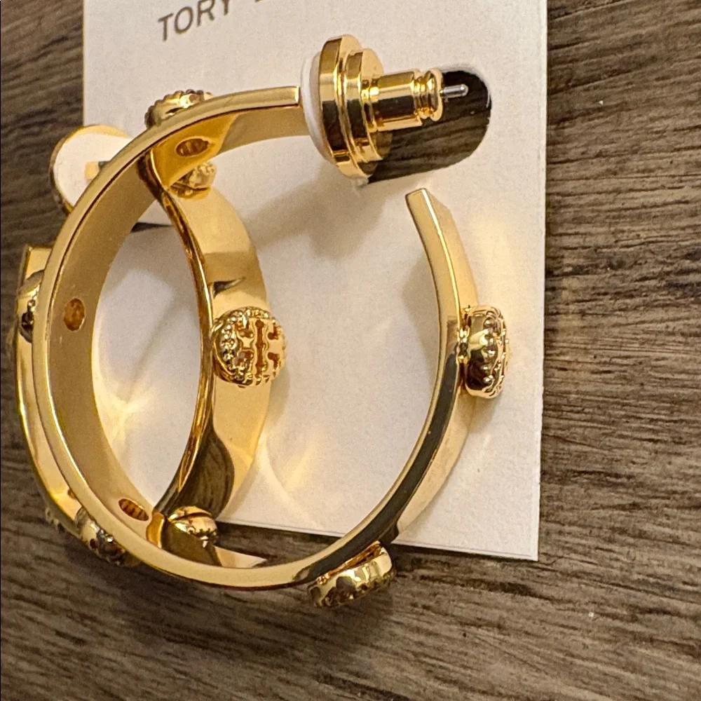 NWT [Tory Burch] Milgrain Gold Logo 3D Medium-Sized Designer Hoop Earrings - Picture 6 of 9